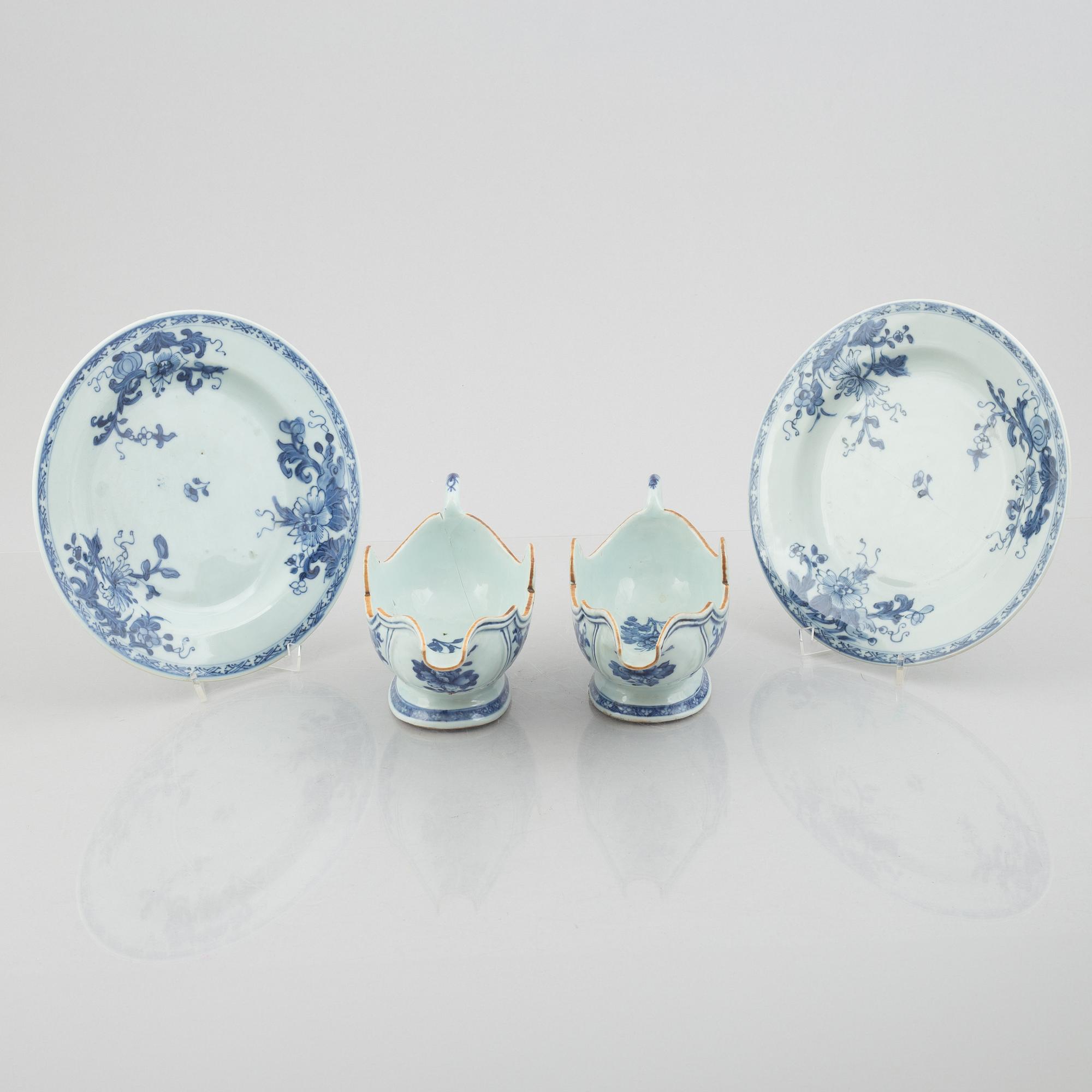 A pair of blue and white Chinese porcelain sauce boats and a pair of plates, Qing dynasty, Qianlong (1736-95).
