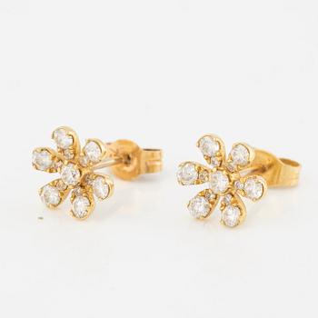 Earrings, a pair, 18K gold with brilliant-cut diamonds, flower-shaped.