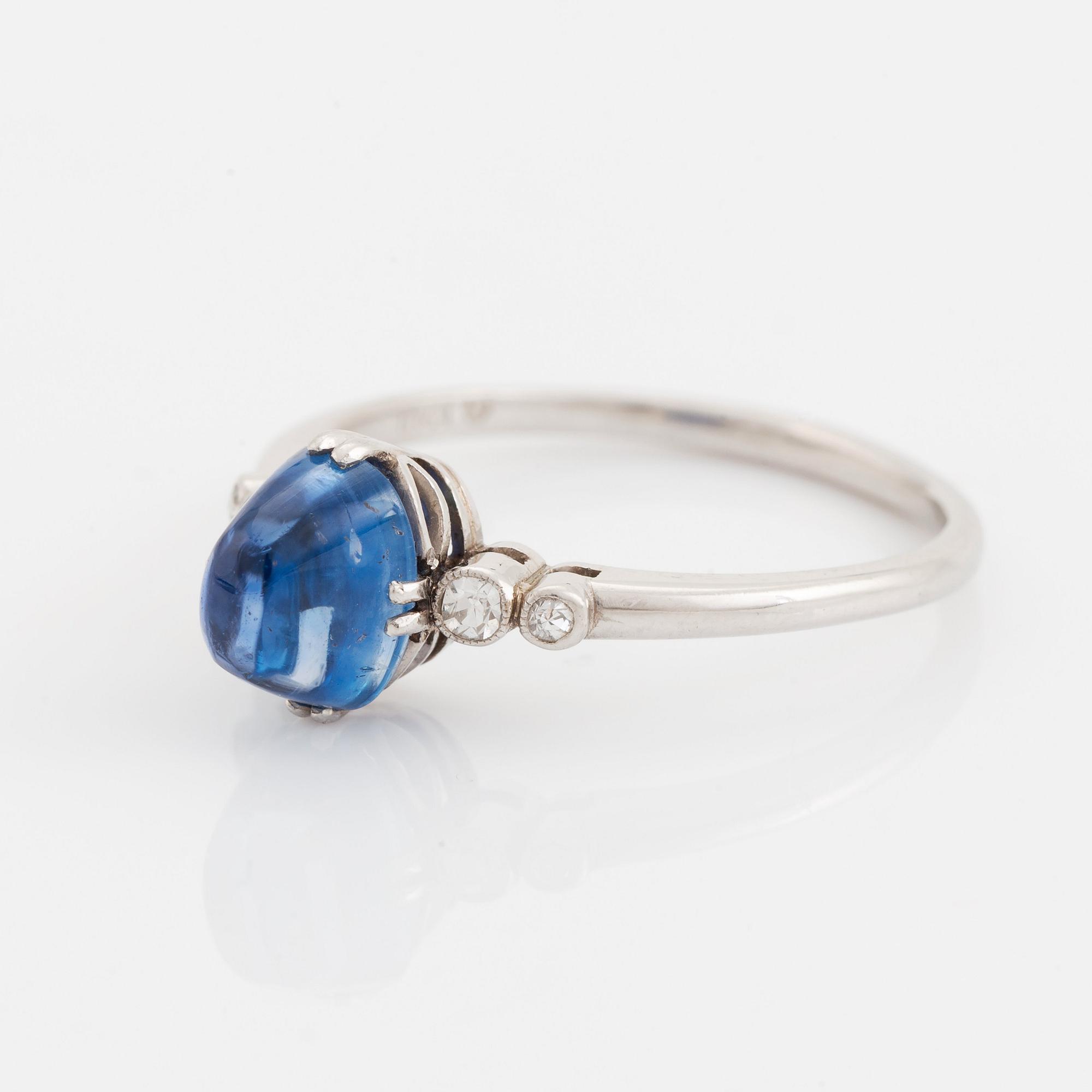 Ring platina med en cabochonslipad safir.