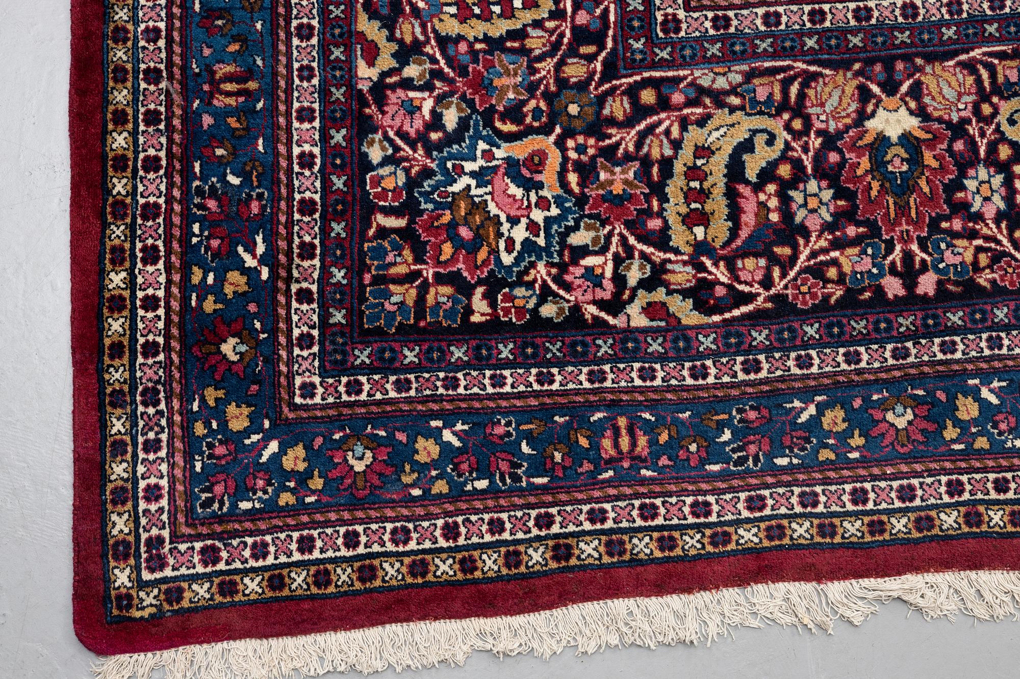 Matta antik Meshed, signerad Amoghli, ca 526,5 x 356 cm.