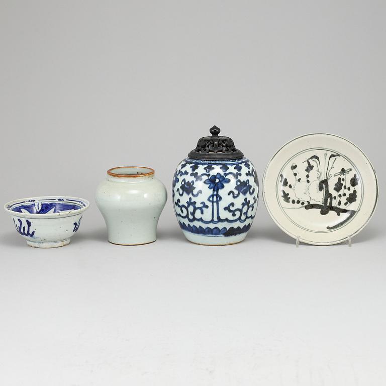 A blue and white bowl, two jars and dish. Qing dynasty and 20th Century.
