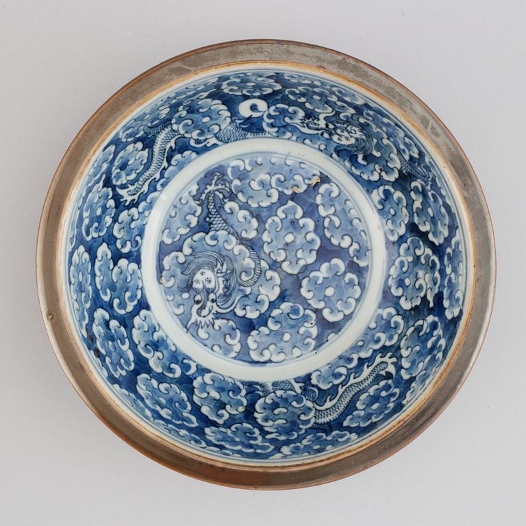 A blue and white and brown glazed wash basin, Qing dynasty, late 19th century.