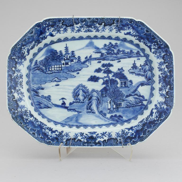 A blue and white glaze porcelain serving dish Qianlong(1736-95).