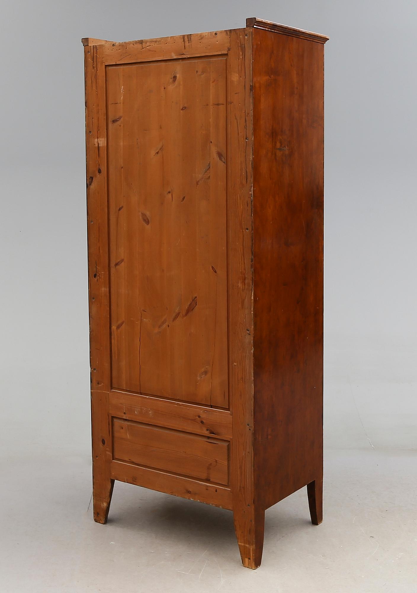 KLÄDSKÅP, 1900-talets första hälft.