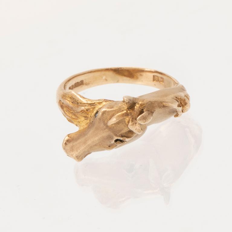 A 9K gold ring London 1988.