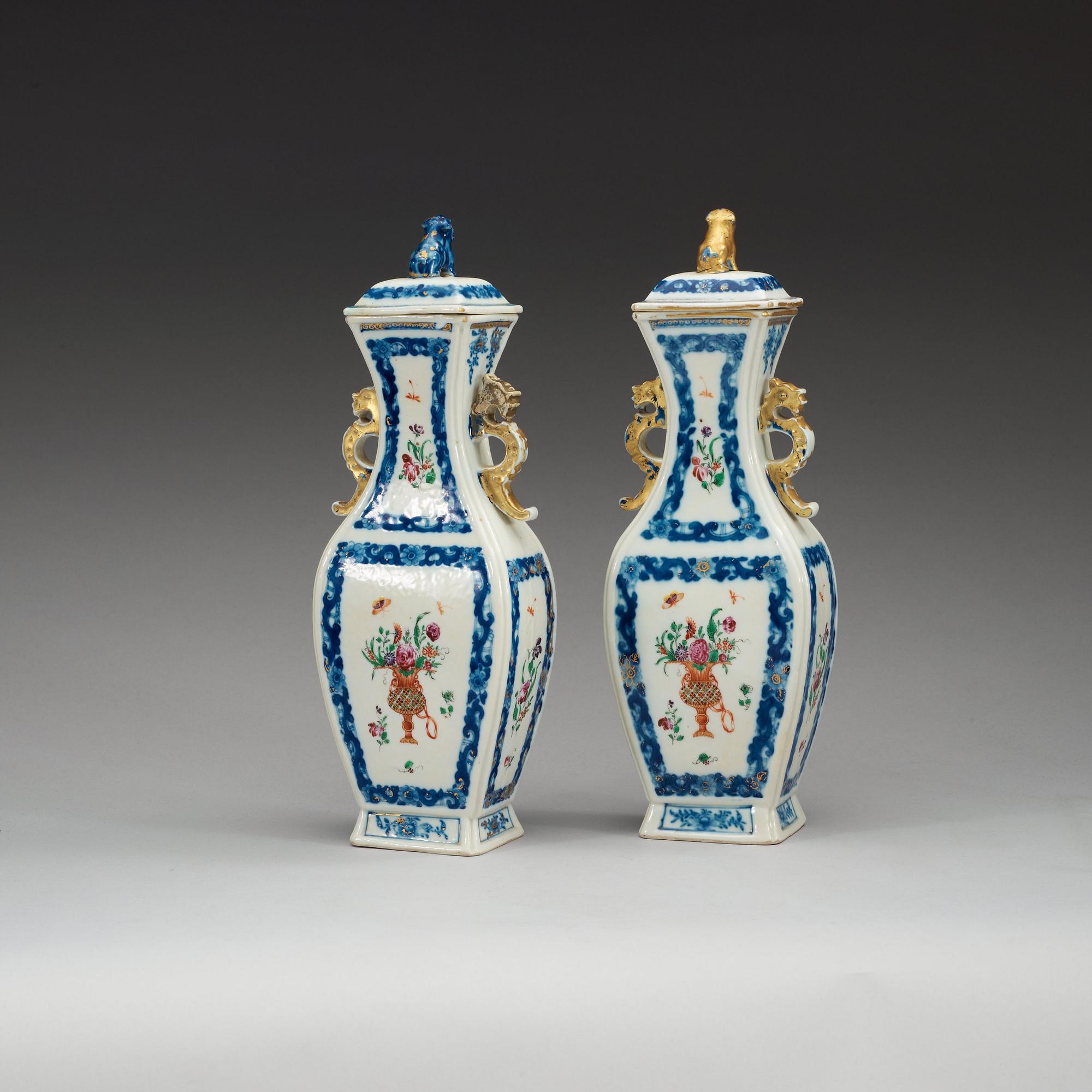VASER med LOCK, ett par, kompaniporslin. Qing dynastin, Qianlong (1736-95).