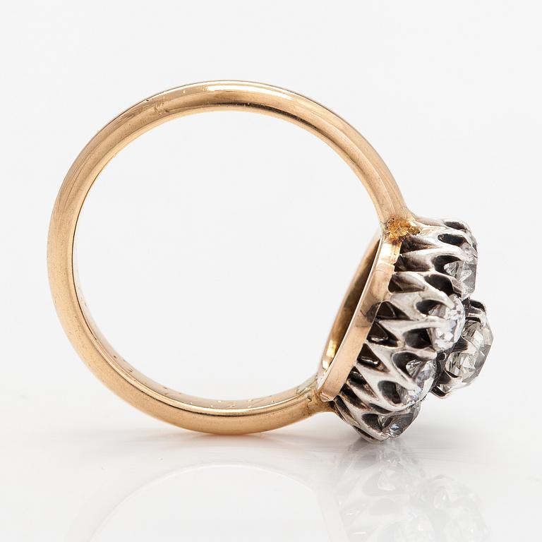 Ring, 18K guld och gammalslipade diamanter ca 1.80 ct totalt. Finland 1932.