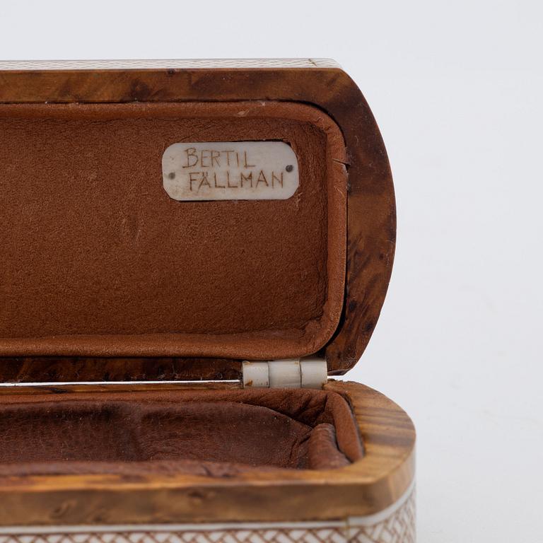 A reindeer horn knife in box by Bertil Fällman, dated 1996.