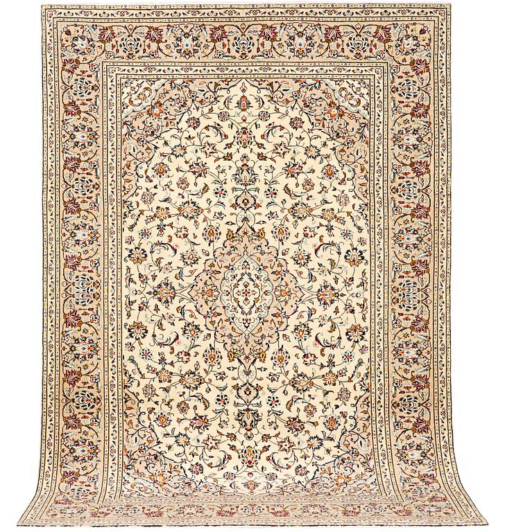 A Keshan carpet, c. 295 x 197 cm.