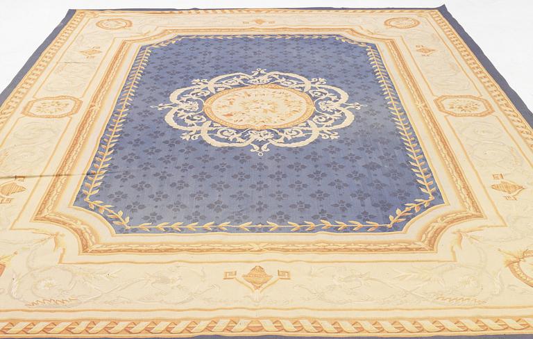 Matta, aubussonstil, 1900-talets andra hälft, ca 365 x 265 cm.