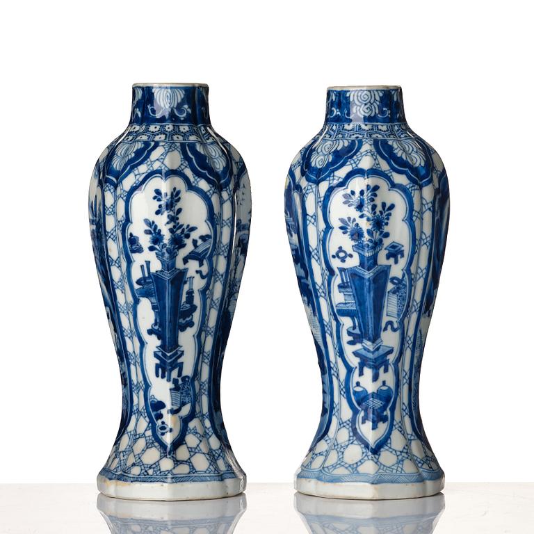 A pair of blue and white vases, Qing dynasty, Kangxi (1662-1722).