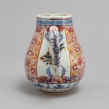 A imari porcelain pot, Qing dynasty, early 18th century.