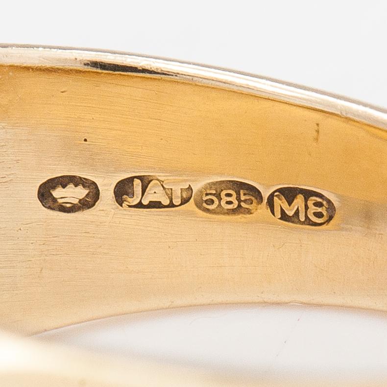 A ring and a pari of earrings made of 14K gold.
