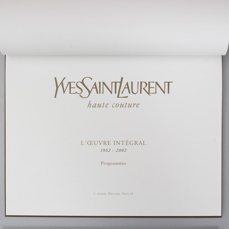 "YVES SAINT LAURENT. Haute Couture. L'OEUVRE INTÉGRAL 1962-2002". Ltd edition om 500 i specialtillverkad trälåda.