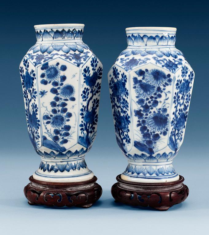 VASER, två stycken, snarlika, porslin. Qing dynastin, Kangxi (1662-1722).