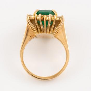 Ring, cocktailring, 18K guld med smaragdslipad smaragd och briljantslipade diamanter.