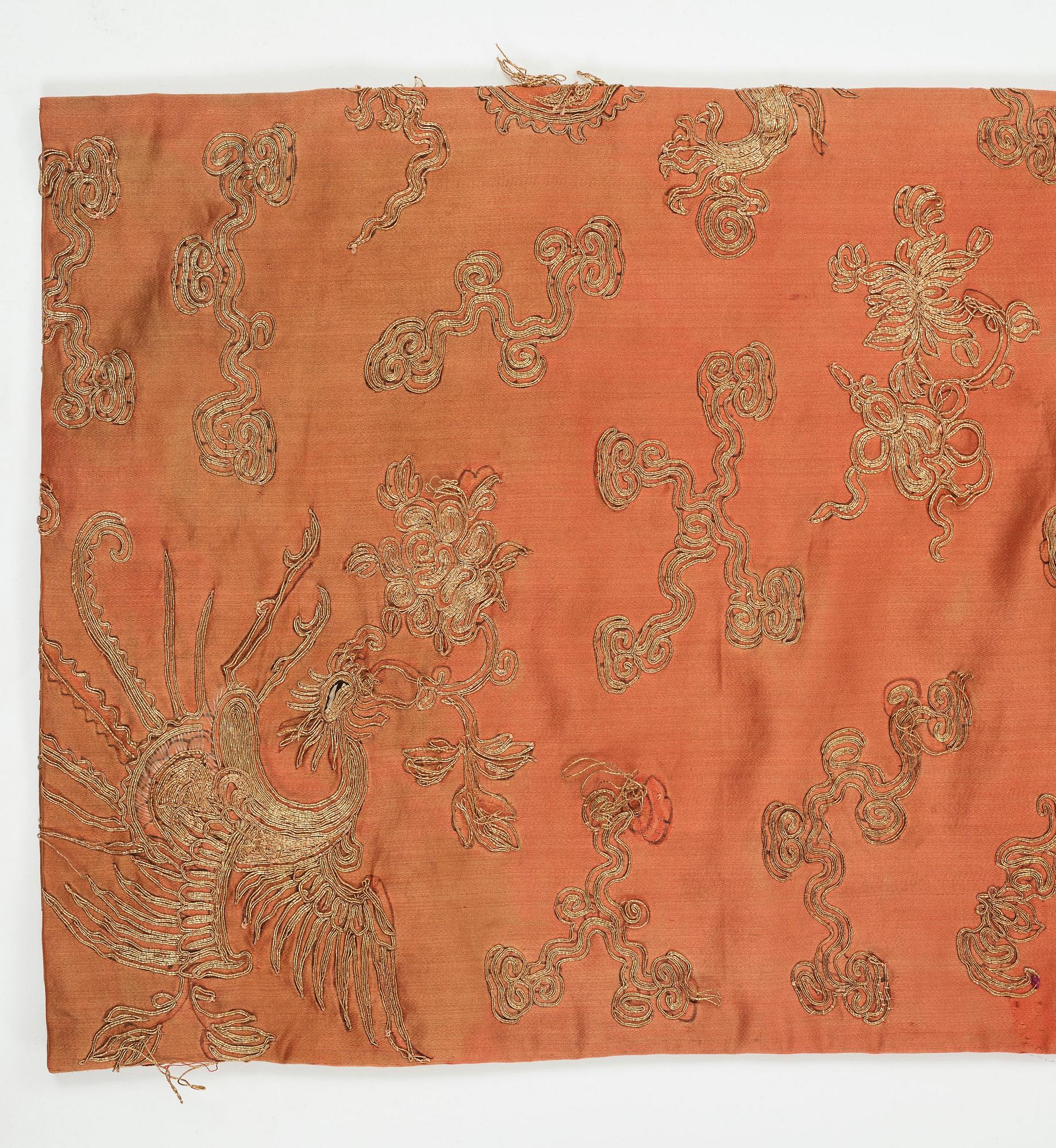 ROCK, broderat siden, höjd 131 cm, Kina sen Qingdynasti (1644-1912).