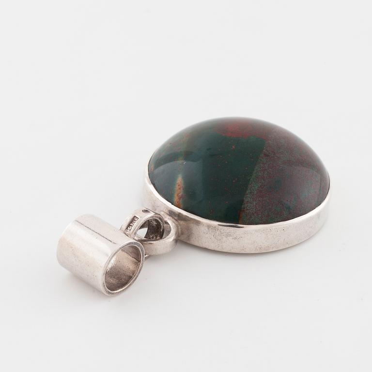 CECILIA JOHANSSON, Göteborg, 1983, hänge med cabochonslipad blodsten.