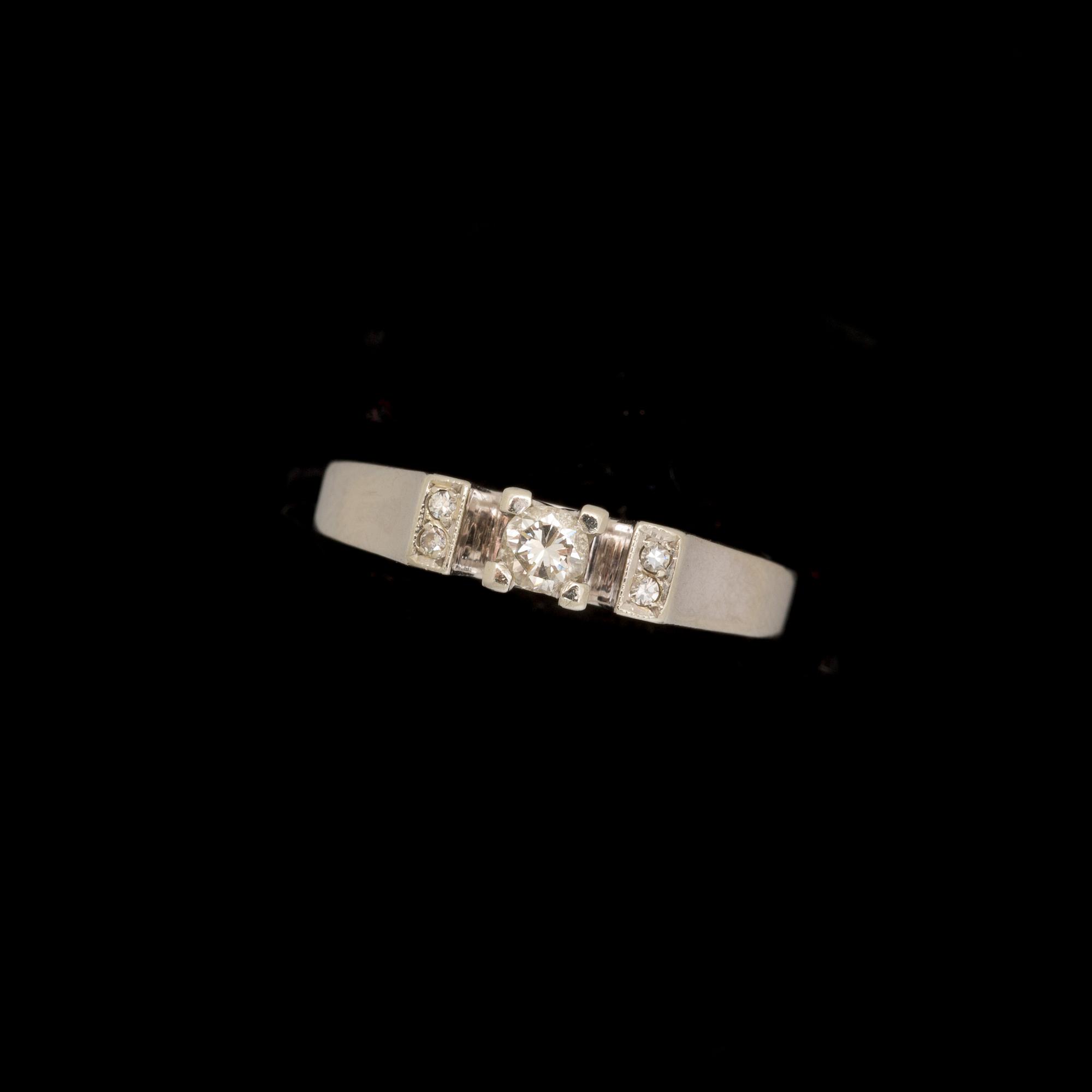 RING, 18k vitguld med briljantslipad diamant samt åttkantslipade diamanter, totalt ca 0,18 ct. Vikt ca 2 g.