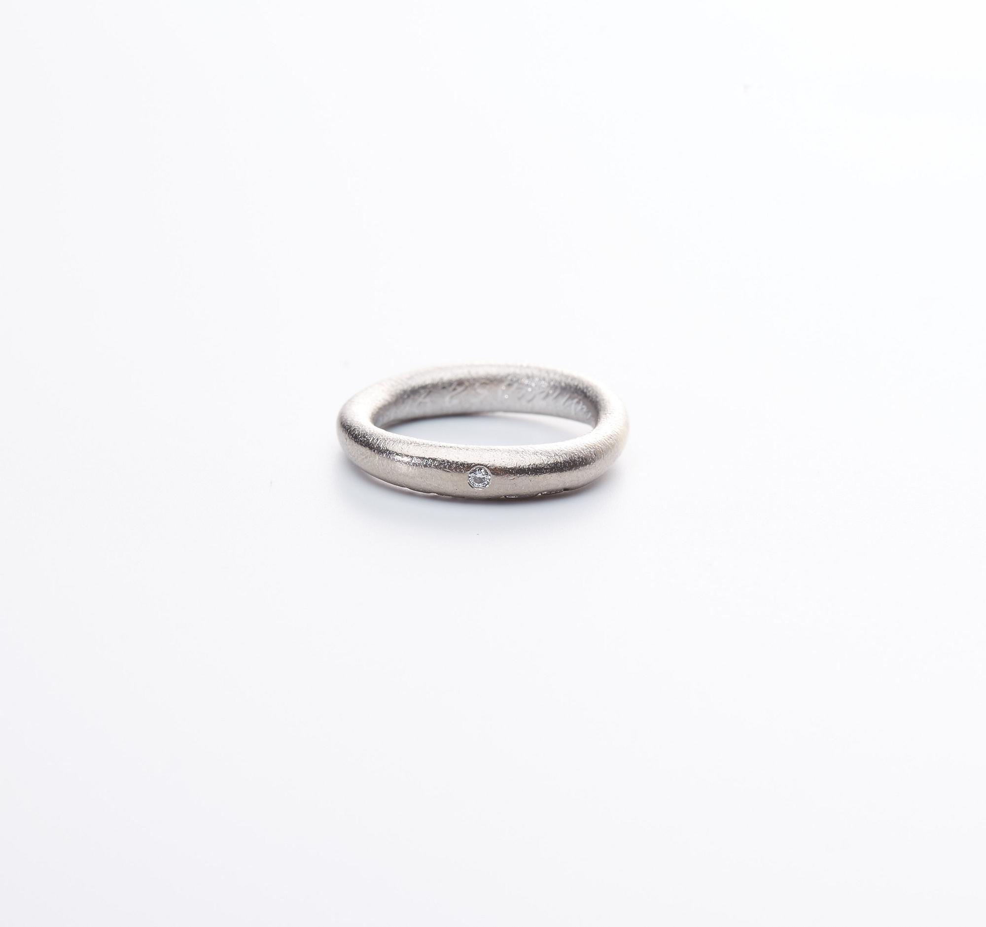 RING, Ole Lynggaard, "Love" nr 3. 18 k vitguld, 0,015 ct. Vikt ca 6 g.