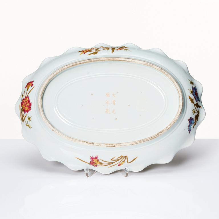 A Chinese 'five clawed dragon' dish, late Qing dynasty with Guangxu mark.
