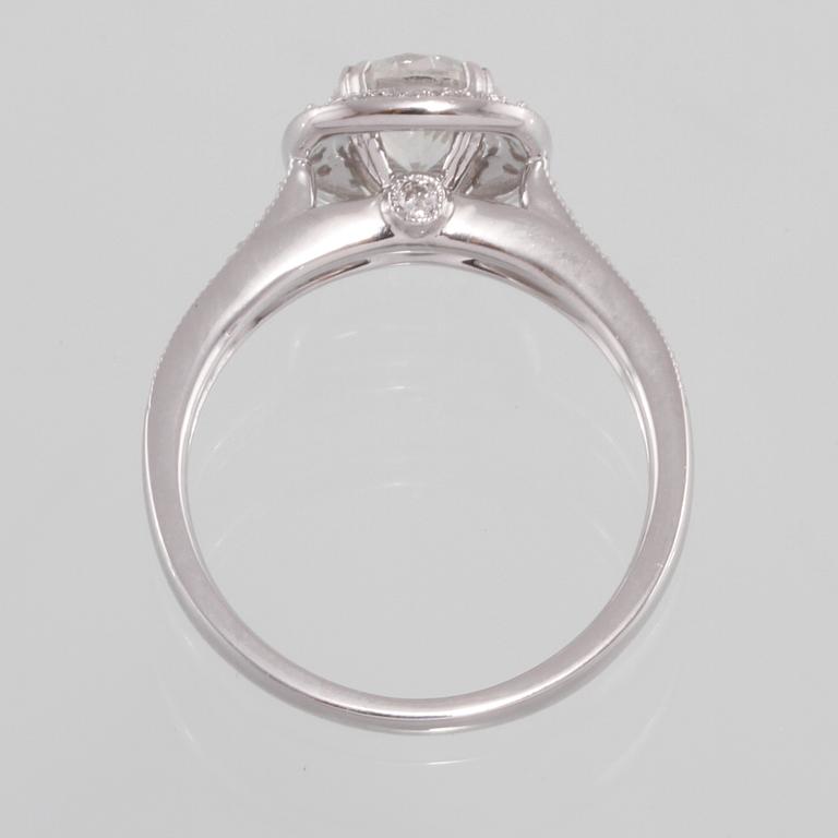 RING, 18K vitguld med briljantslipad diamant 0.95 ct samt små briljantslipade diamanter 0.22 ct. Vikt 4,3 gram.