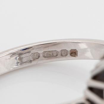 Ring 18K vitguld med en cabochonslipad safir ca 4.00 ct samt runda briljantslipade diamanter.