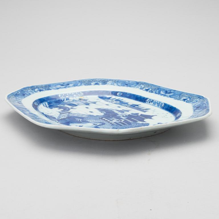 A BLUE AND WHITE PORCELAIN QIANLONG 1736-95 DISH.