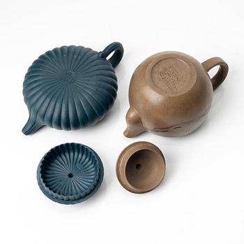 Two Chinese yixing teapots attributed to Gao Jianfang (b. 1956), China 1980s.