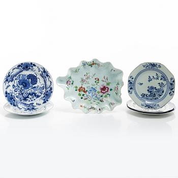 A group of five Chinese Export dinner plates and a leaf shaped dish, Qing dynasty, 18th century.