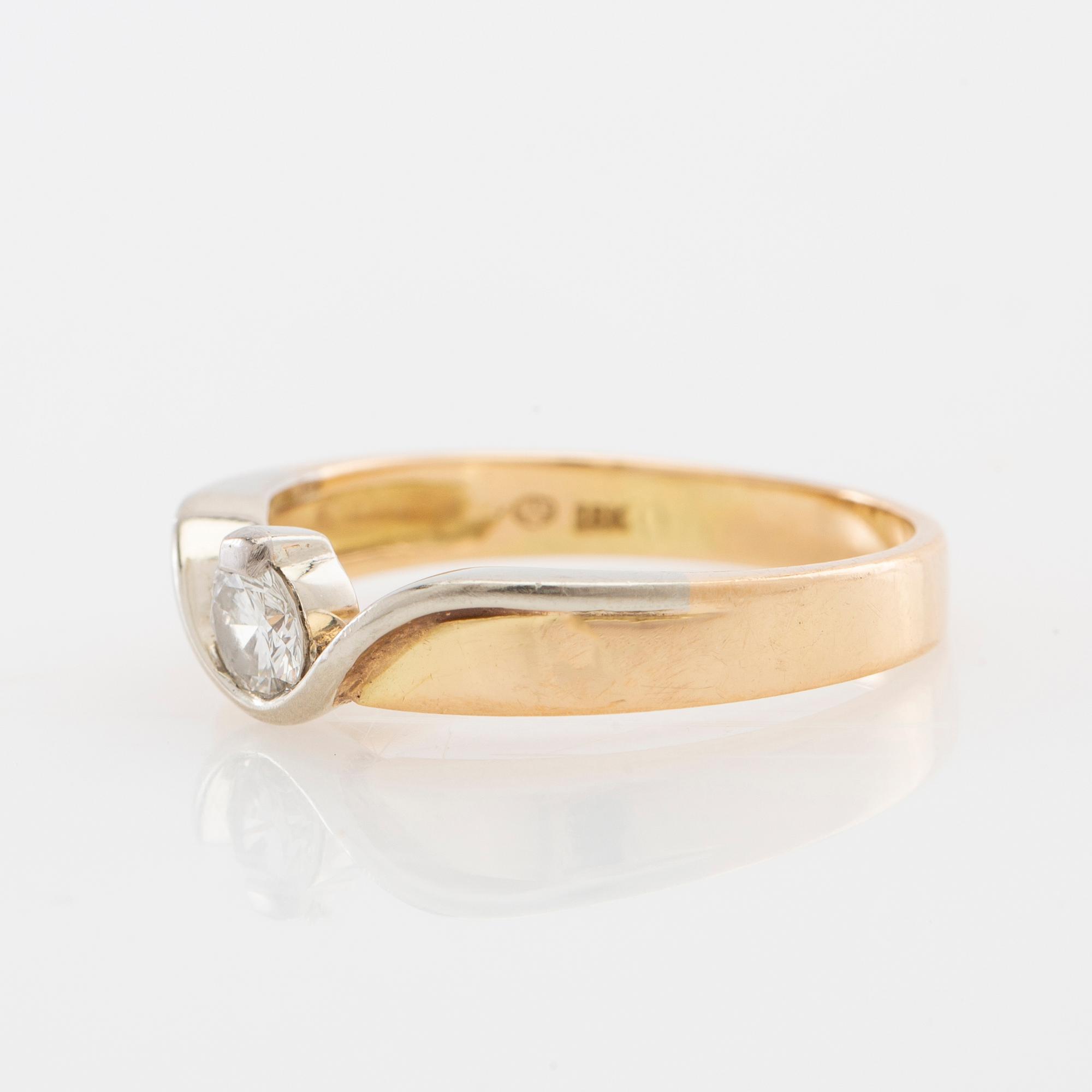 Ring 18K rött och vitt guld med en rund briljantslipad diamant, Raiteri & Carrero Valenza Italien.