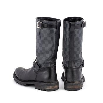 LOUIS VUITTON, a pair of black leather and damier noir men´s boots, size 8.