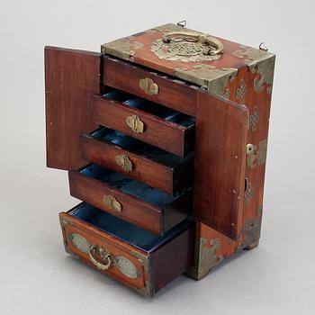 SMYCKESKRIN/MINIATYRSKÅP, Kina 1900-tal.