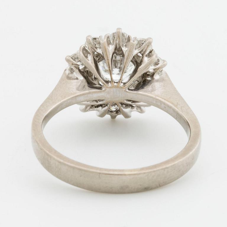 BRILJANTRING 18K vitguld m 1 briljant ca 0,55 ct TW VS, samt 10 mindre briljanter ca 0,70 ct TW SI.