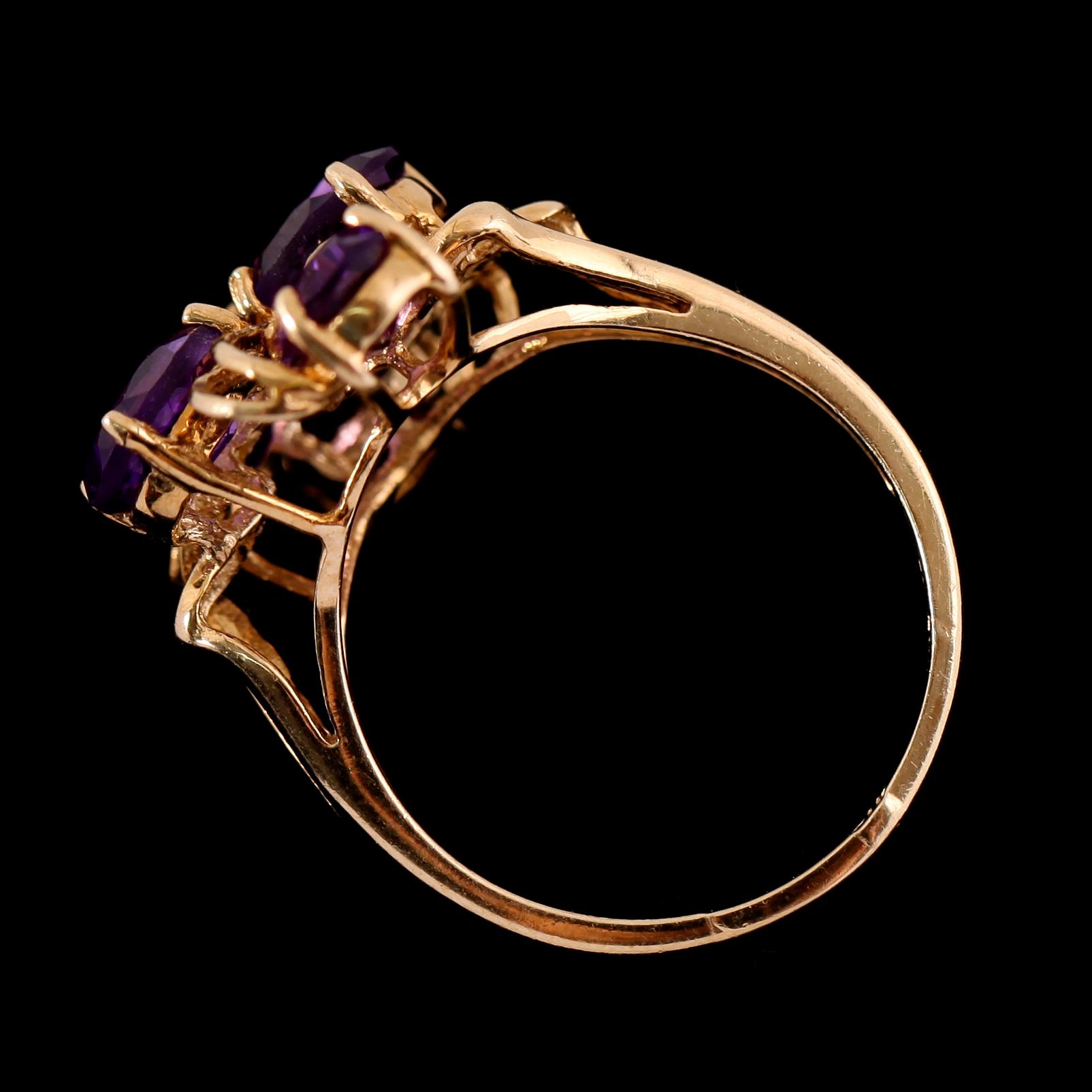 RING, 10 k guld, 5 ametister tot ca 2.10 ct.  Total vikt ca 3 g.