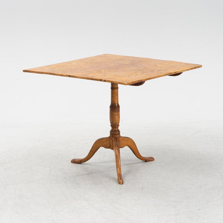 An alder-veneered drop-leaf table by L.E. Lindell (Master 1818-1843).