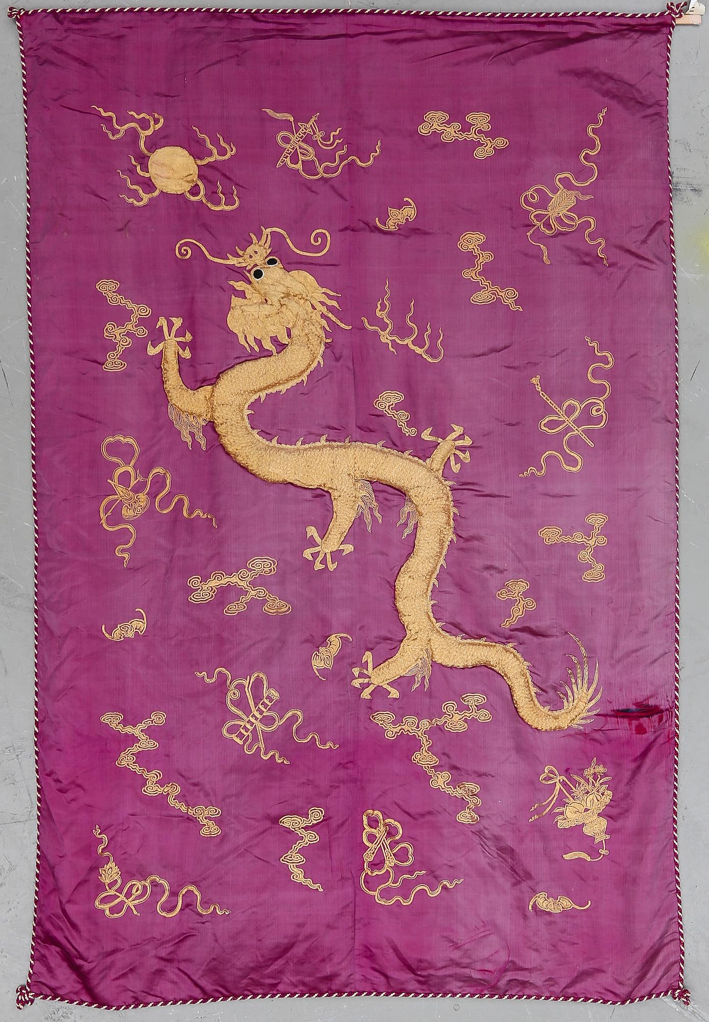 VÄGGBONAD, siden, Kina, sen Qing, sent 1800-tal. Ca 220x140.