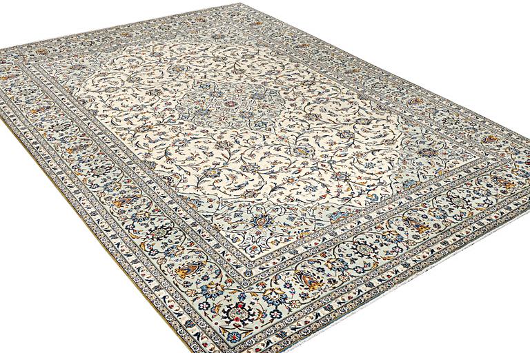 A Kashan carpet, c. 400 x 290 cm.