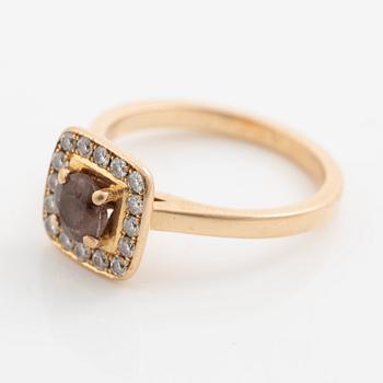 Ring 18K gold with a brown stone and round brilliant-cut diamonds.
