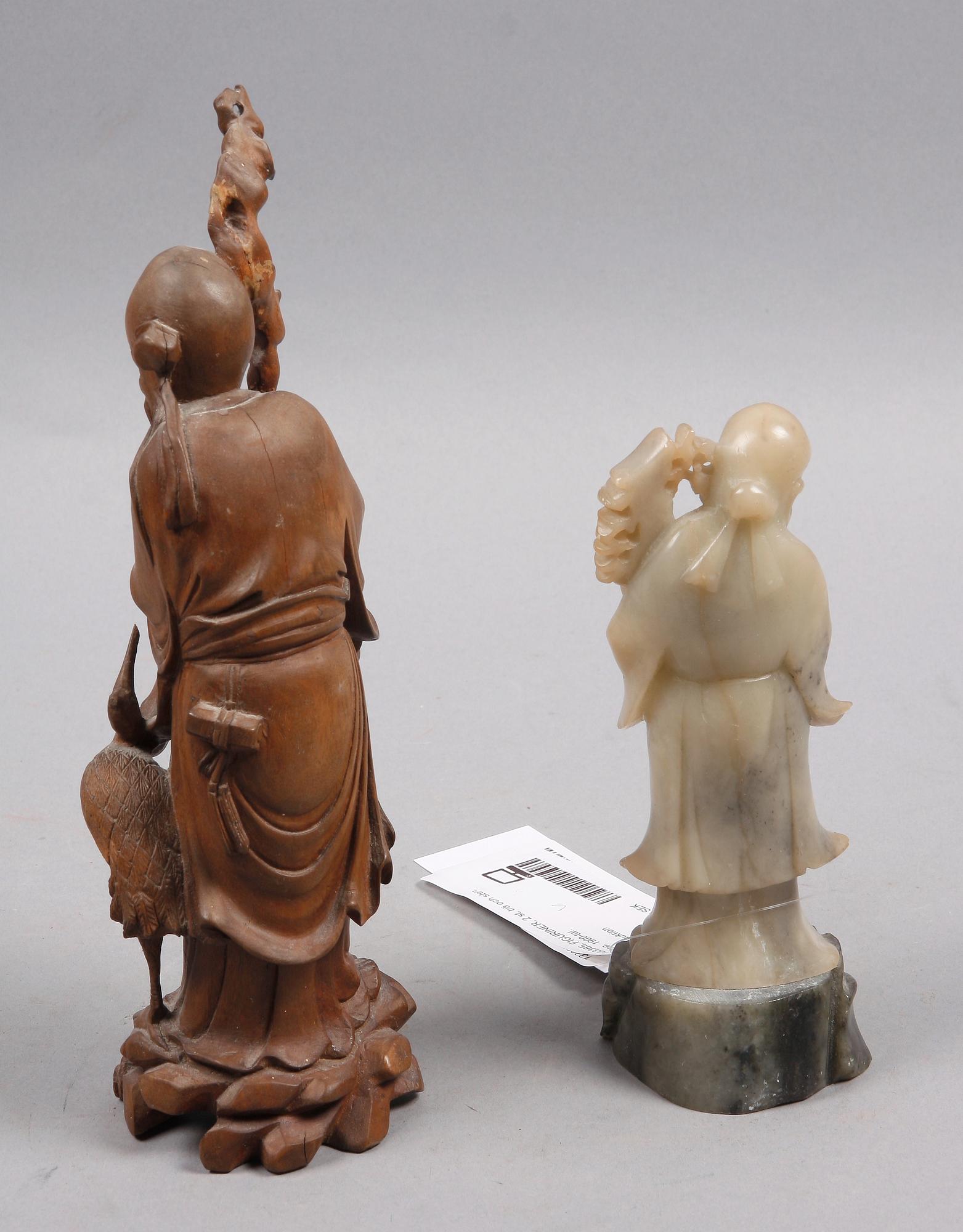 FIGURINER, 2 st, trä och sten, Kina. 1900-tal.