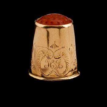 FINGERBORG, 18 k guld, karneol, svenska stämplar 1880. Vikt ca 3 gram.