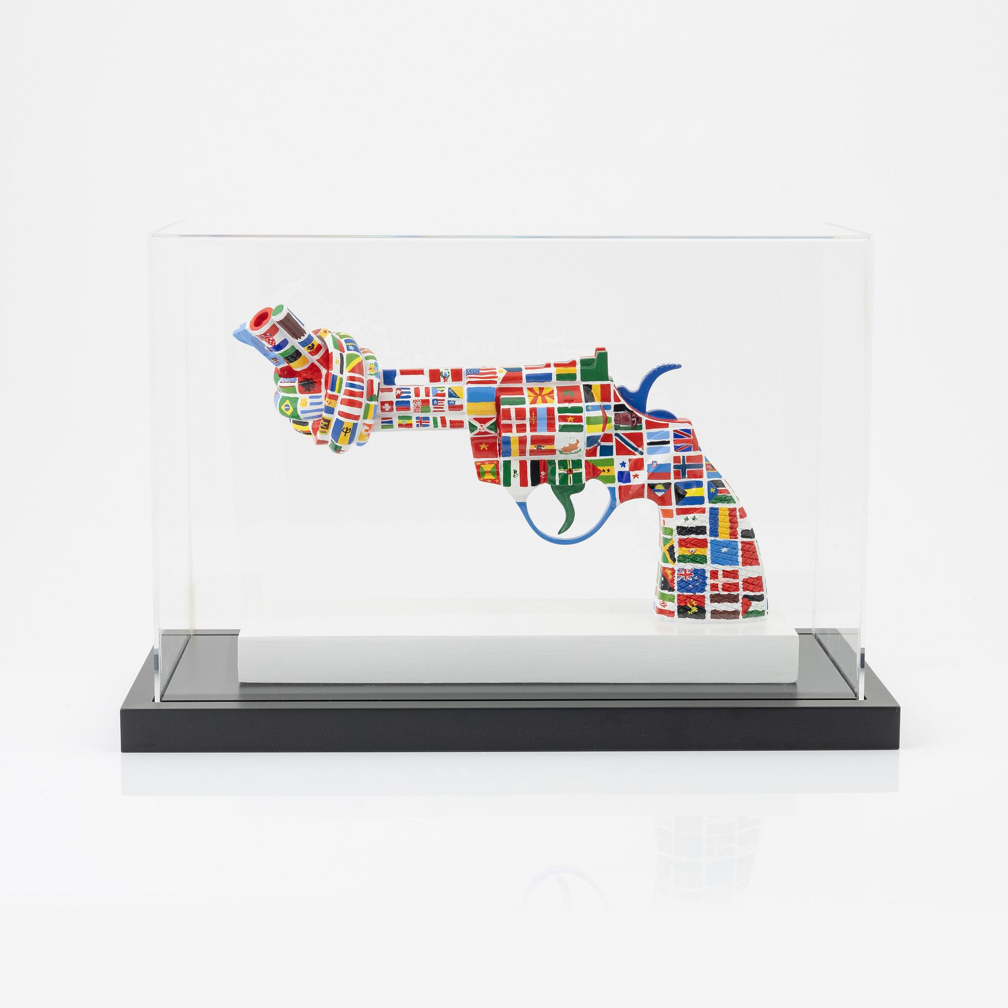 Carl-Fredrik Reuterswärd/ The Non-Violence Project Foundation, skulptur, bemålad resin, Ed 158/196.