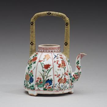 A famille verte teapot, Qingdynasty, Kangxi (1662-1722).