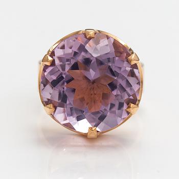 Elis Kauppi, A 14K gold ring with an amethyst. Kupittaan kulta, Turku.