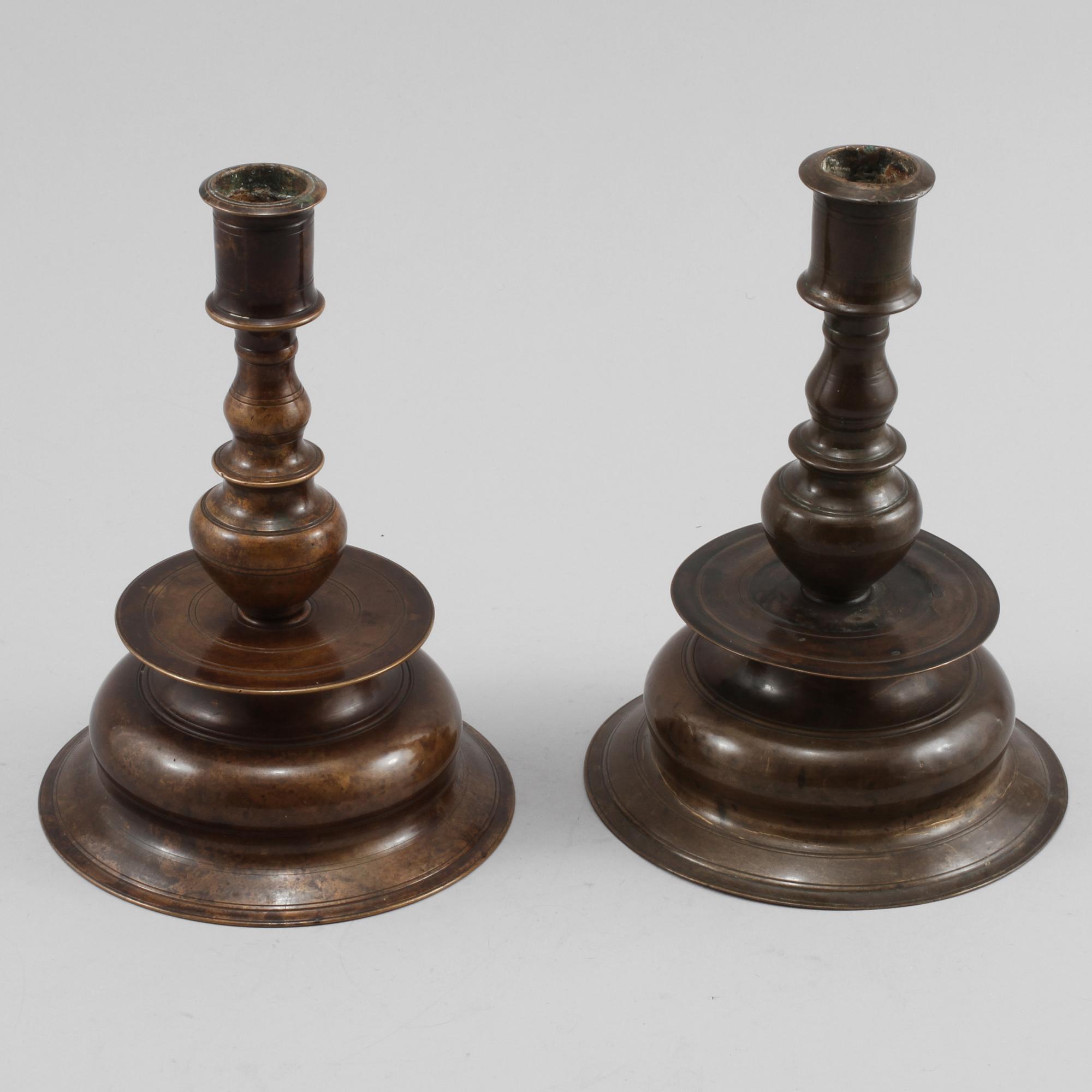 LJUSSTAKAR, ett par snarlika, malm, barock/barockstil, 1600-tal respektive 1800-tal.