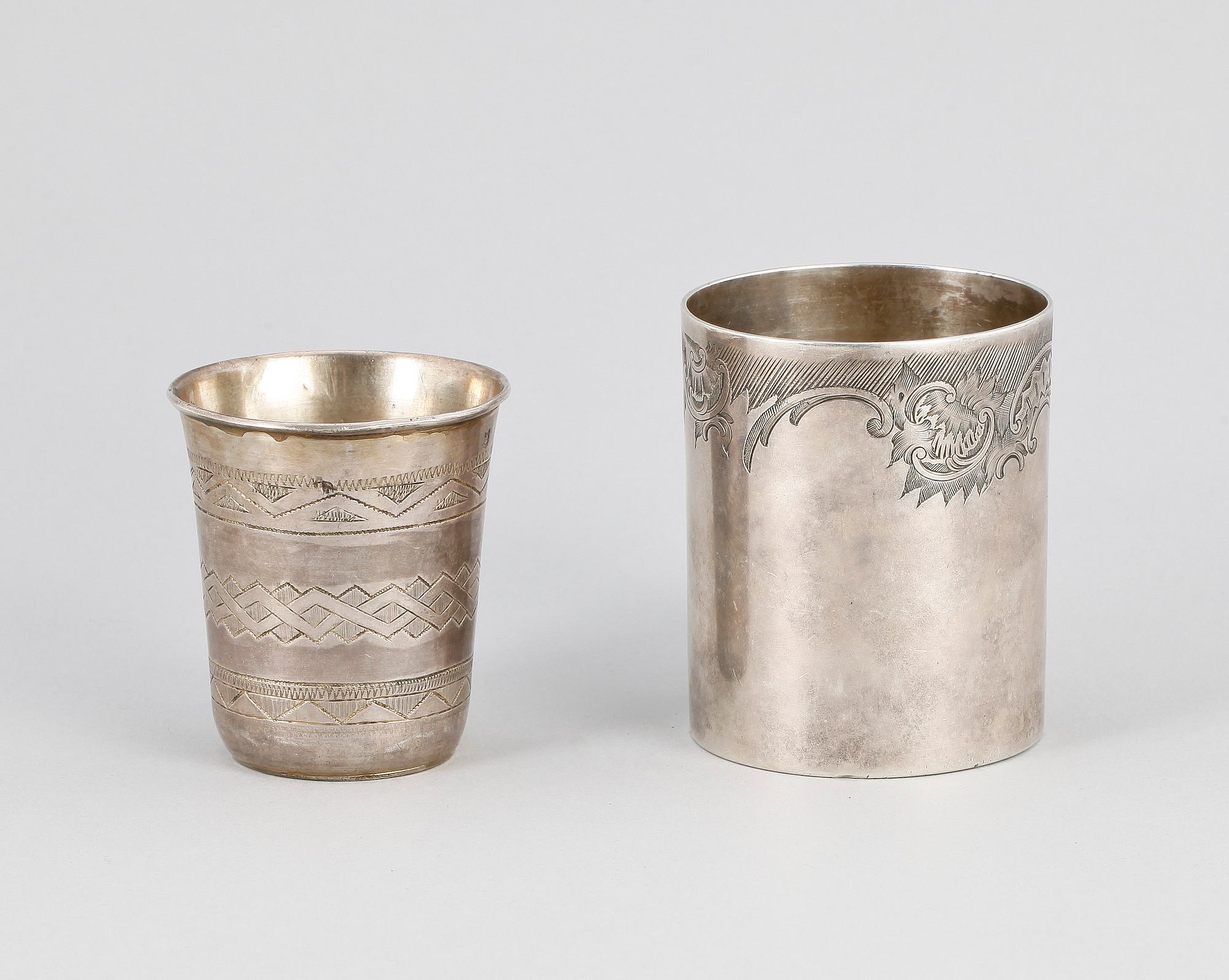 BÄGARE, 2 st, samt vas, silver, Moskva, Ryssland. Omkring 1900. Vikt ca 154 g.