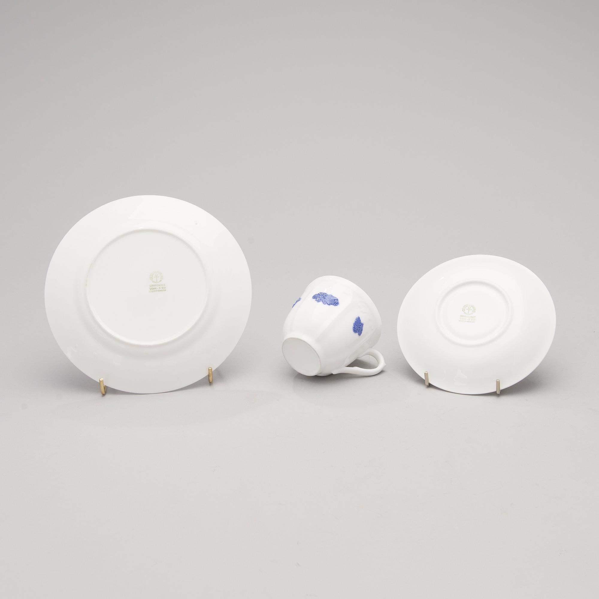 A 43-piece porcelain dinnerware set, "Blå blom", Gustavsberg.