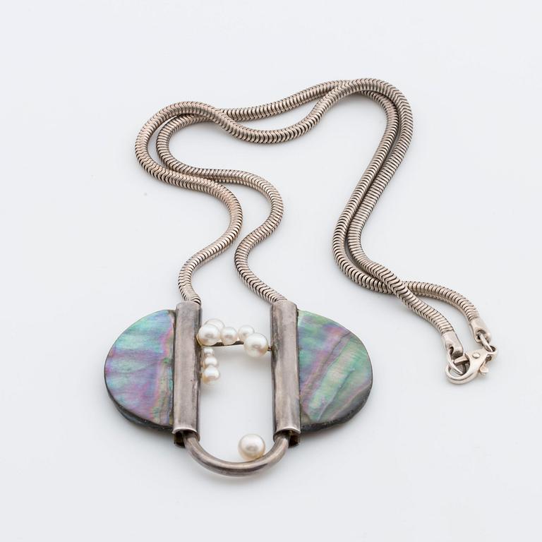 NECKLACE and EARRINS sterling silver cultured pearls and mother of pearl, Suzanne Lindahl, Uppsala 1987.