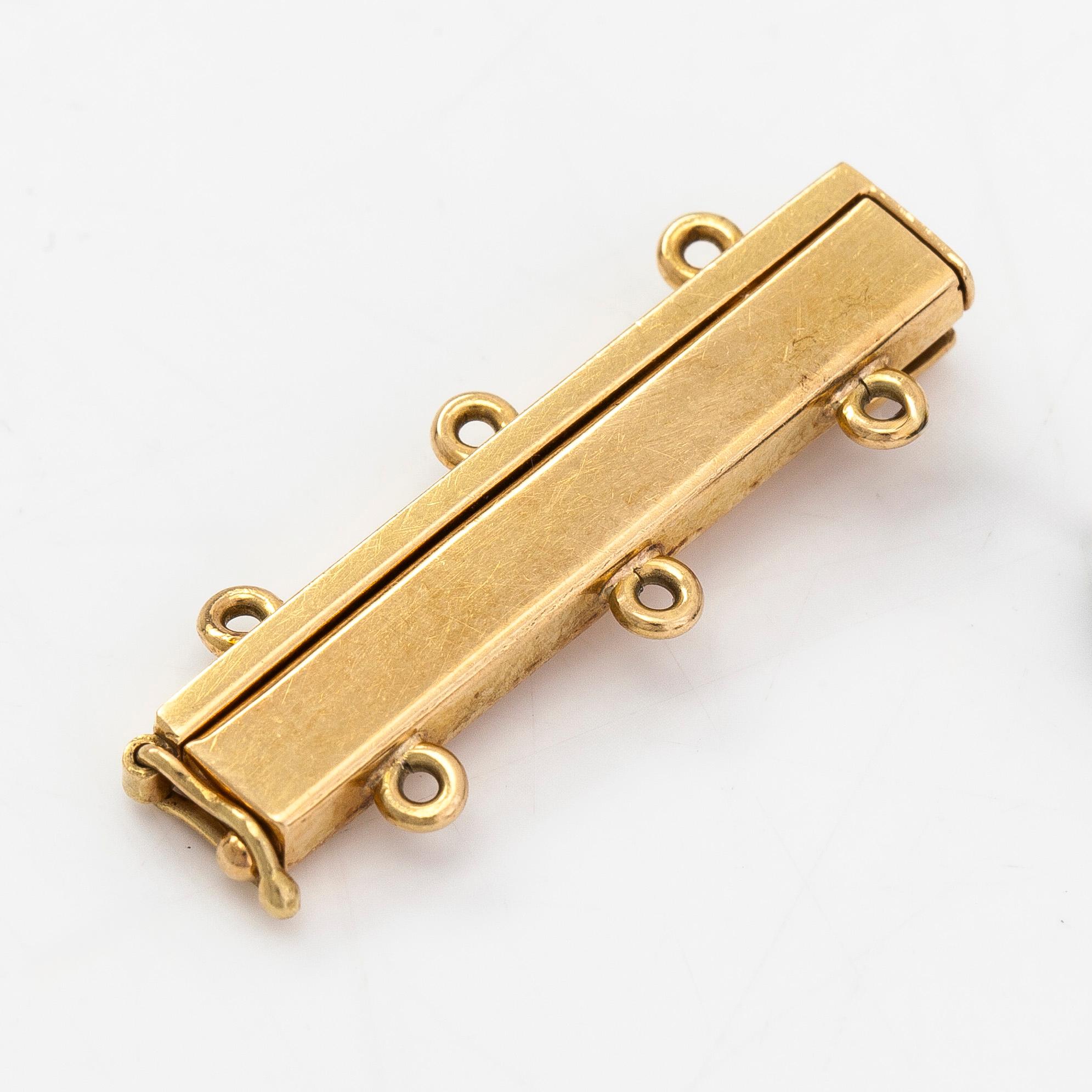 Hänge och lås, 18K guld för treradigt collier, med markisslipad akvamarin samt briljantslipade diamanter.