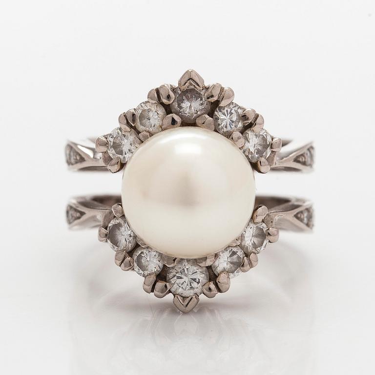 Ring, 14K vitguld med odlad pärla och briljantslipade diamanter.